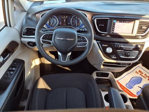 Used 2023 Chrysler Voyager LX image 9