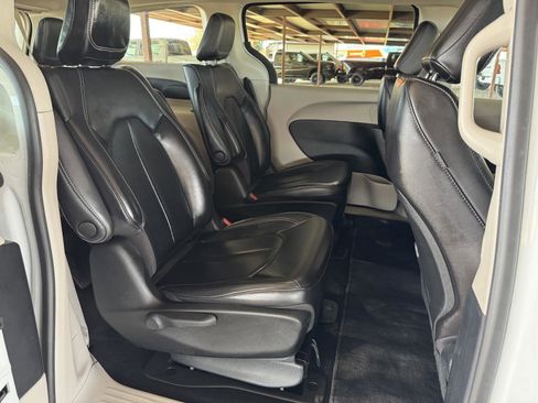 Used 2023 Chrysler Pacifica Touring-L image 35