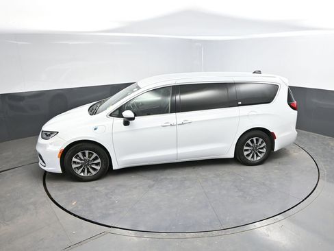 Used 2023 Chrysler Pacifica Touring-L FWD image 26