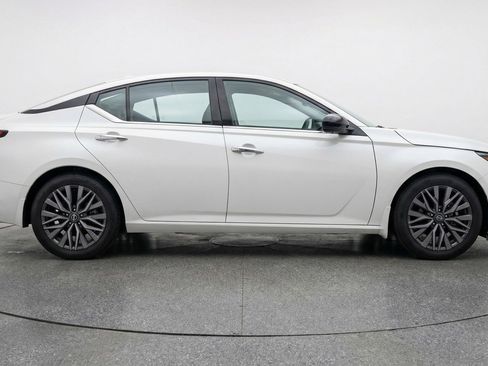 Used 2025 Nissan Altima 2.5 SV image 11