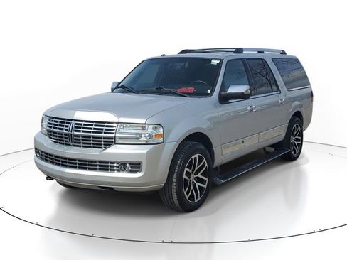 Used 2014 Lincoln Navigator L 4WD image 2