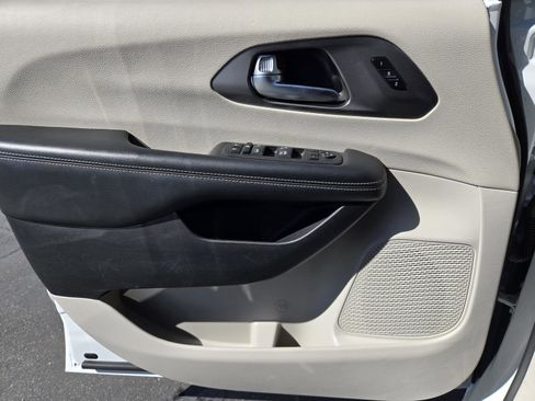 Certified 2023 Chrysler Pacifica Touring-L image 20