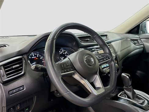 Used 2017 Nissan Rogue SV image 9