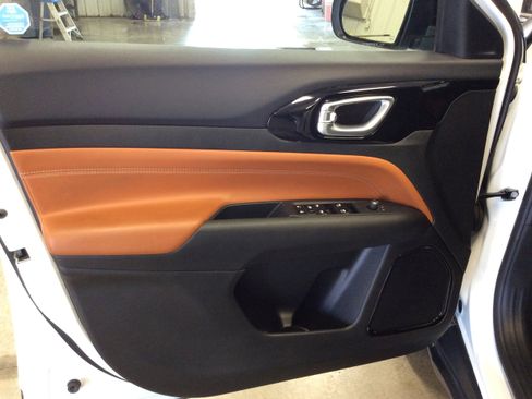 Used 2024 Jeep Compass Limited image 12