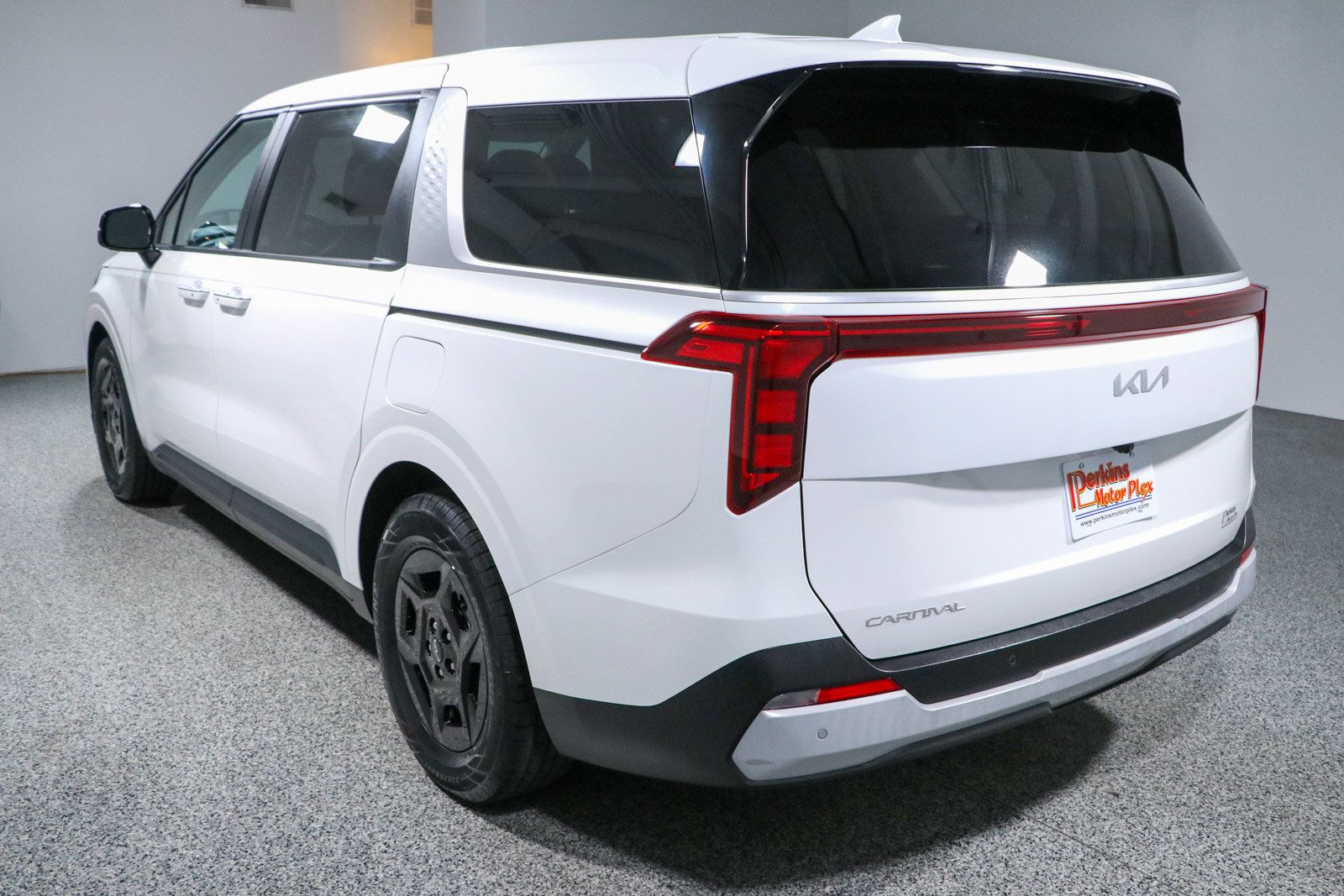 Used 2025 Kia Carnival FWD image 9