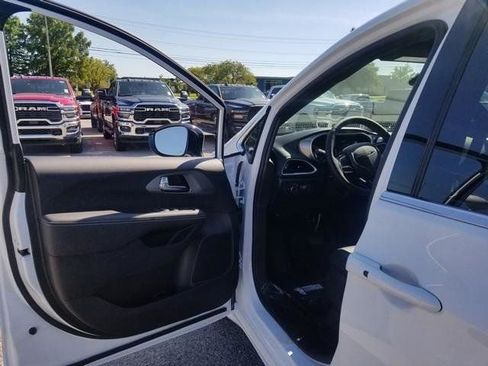 New 2026 Chrysler Voyager LX image 7