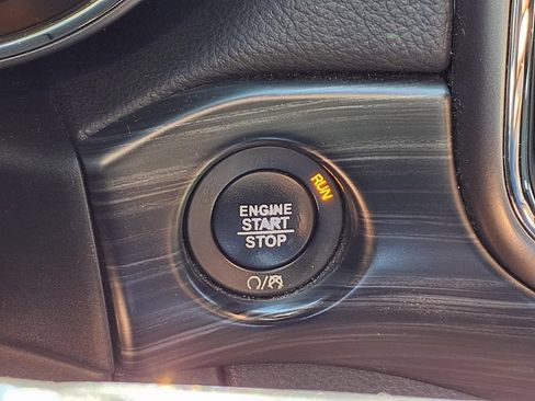 Used 2020 Jeep Grand Cherokee Laredo AWD/4WD image 15