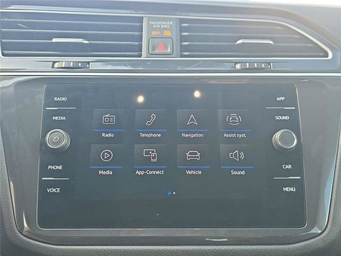 Used 2024 Volkswagen Tiguan SE w/ Panoramic Sunroof Package image 18