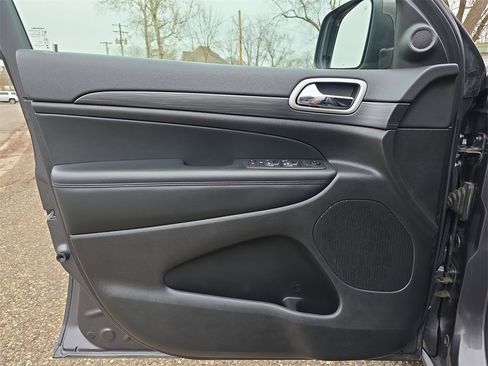 Used 2021 Jeep Grand Cherokee Laredo image 27