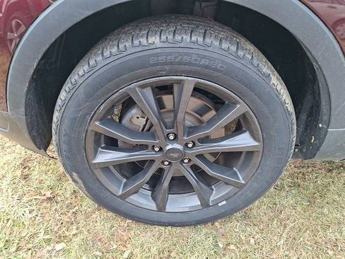 Certified 2018 Ford Explorer XLT w/ Equipment Group 202A image 4