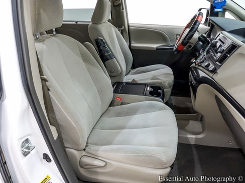 Used 2011 Toyota Sienna LE image 26