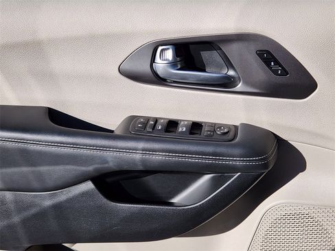 Used 2024 Chrysler Pacifica Touring-L image 6