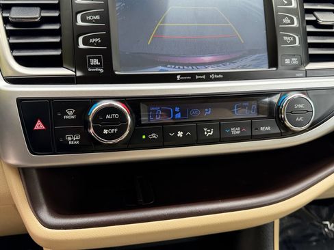 Used 2019 Toyota Highlander Limited AWD/4WD image 23