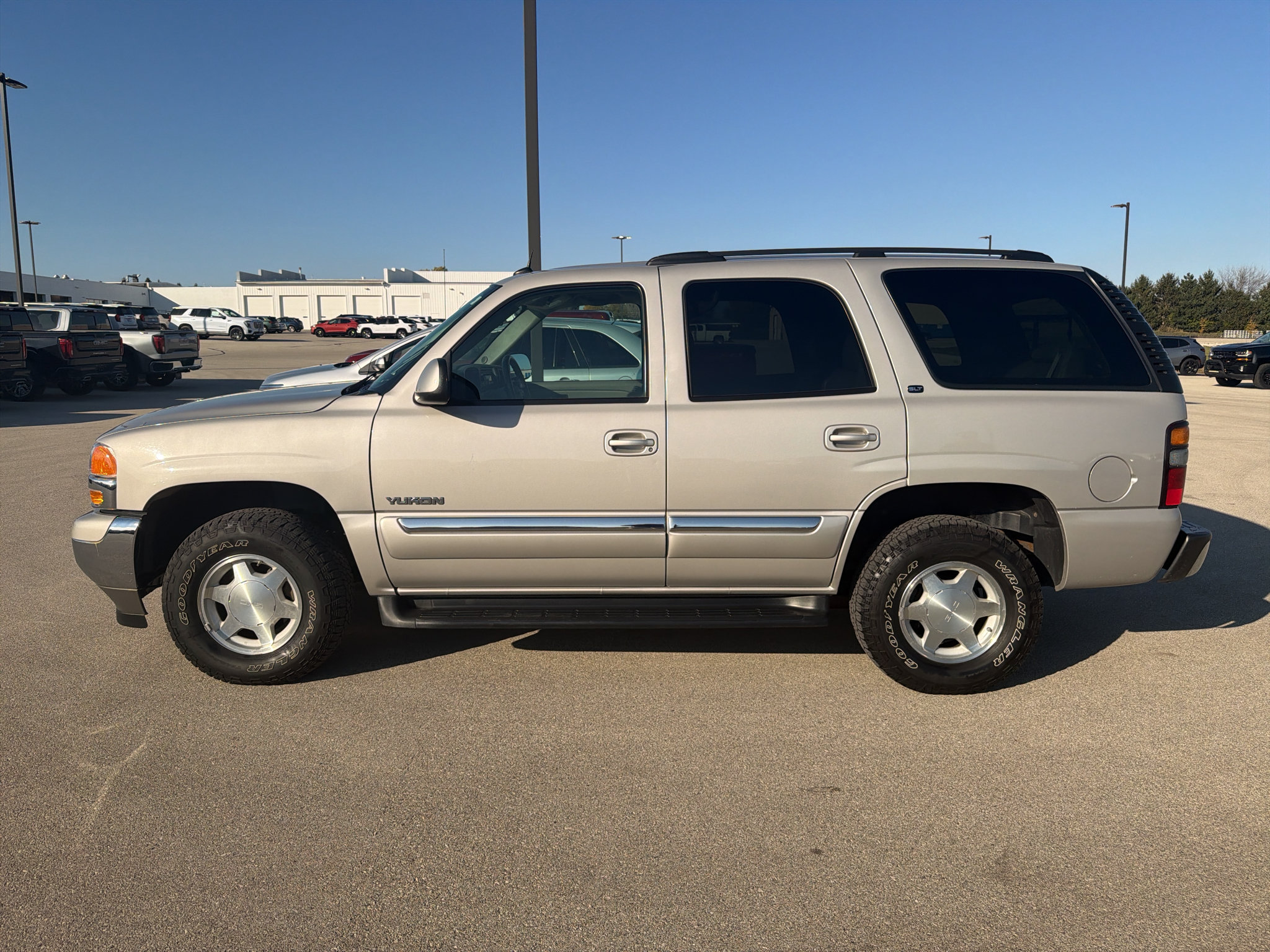 Used 2005 GMC Yukon SLT w/ SLT Preferred Equipment Group AWD/4WD image 4