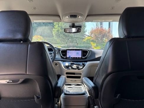 Used 2024 Chrysler Pacifica Touring-L FWD image 18