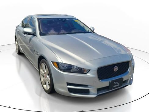 Used 2017 Jaguar XE Premium RWD image 3