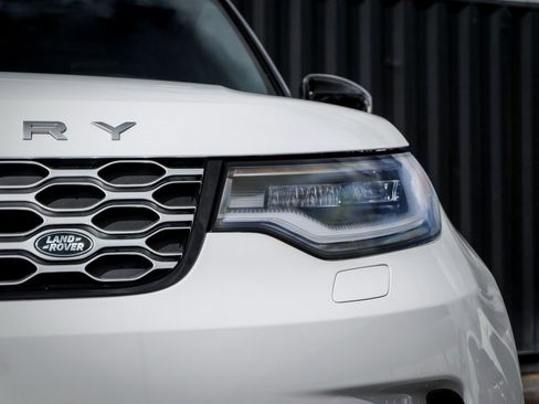 Used 2025 Land Rover Discovery Metropolitan Edition image 6