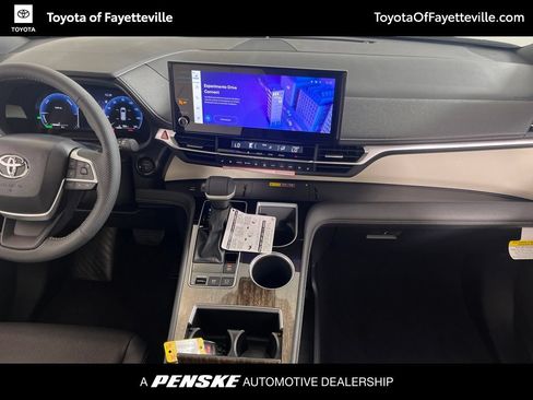 Used 2026 Toyota Sienna Limited FWD image 17