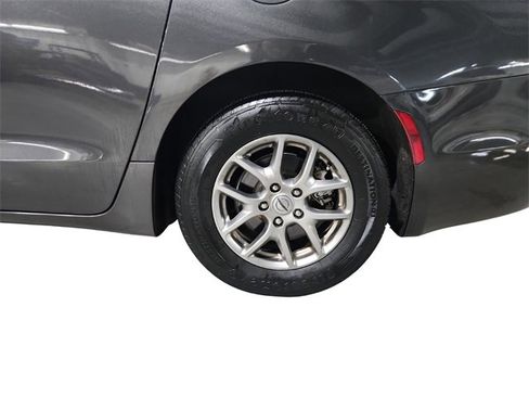 Used 2021 Chrysler Pacifica Touring w/ Uconnect Theater Family Group image 27