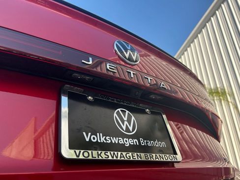 Used 2025 Volkswagen Jetta SE w/ Sunroof Package image 40