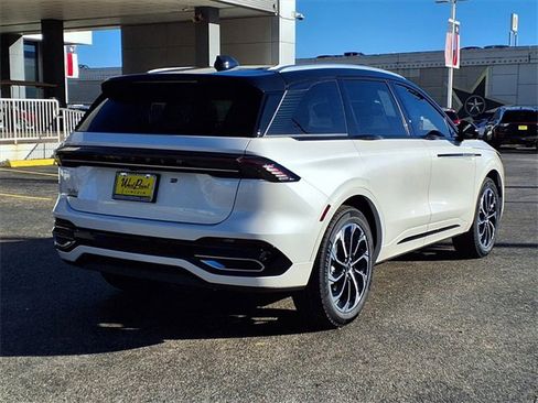 New 2026 Lincoln Nautilus Reserve image 2