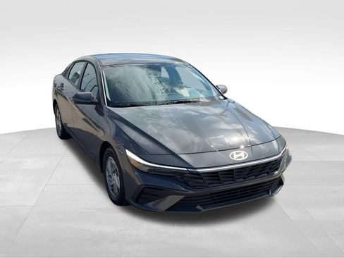 New 2026 Hyundai Elantra SE FWD image 3