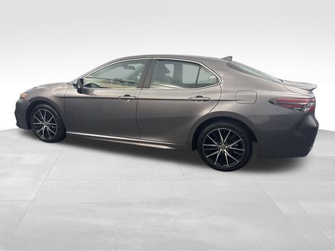 Used 2022 Toyota Camry SE image 4