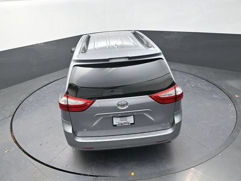 Used 2018 Toyota Sienna XLE FWD image 25