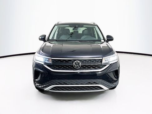 Used 2024 Volkswagen Taos SE image 2