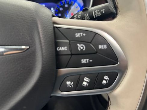 Used 2017 Chrysler Pacifica Limited FWD image 42