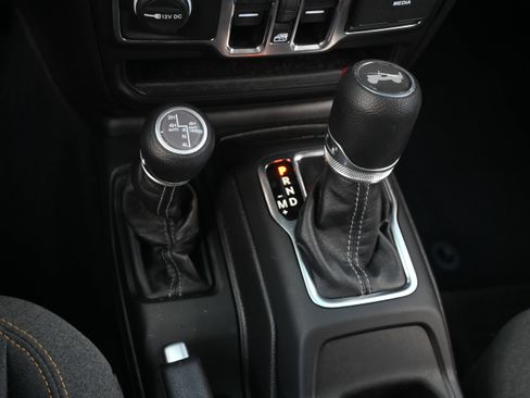Used 2025 Jeep Wrangler Unlimited Sahara w/ Safety Group AWD/4WD image 16