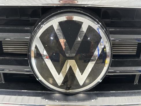 Certified 2024 Volkswagen Tiguan SE R-Line image 9