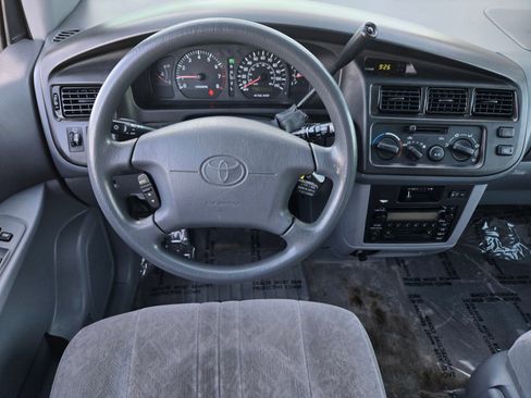 Used 2000 Toyota Sienna LE FWD image 11