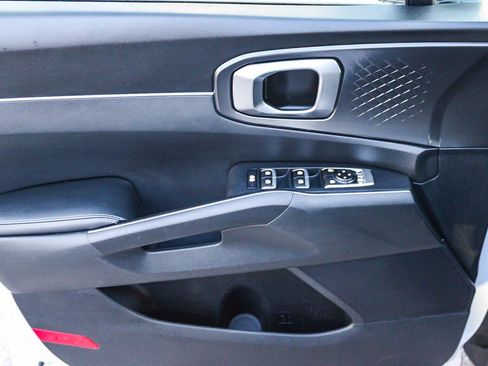 Used 2023 Kia Sorento LX image 21