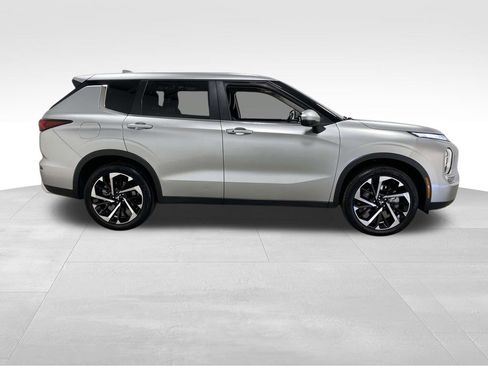 Used 2024 Mitsubishi Outlander SE image 2