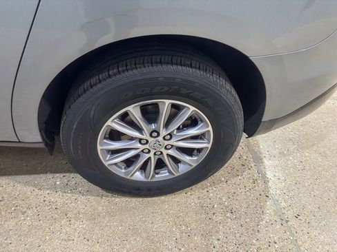 Used 2024 Buick Enclave Premium image 12