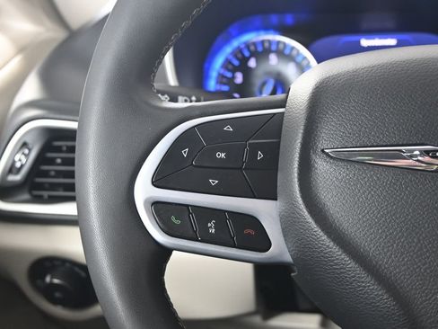 Used 2023 Chrysler Pacifica Touring-L FWD image 38