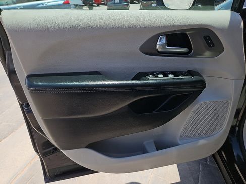 Used 2021 Chrysler Pacifica Touring-L image 8