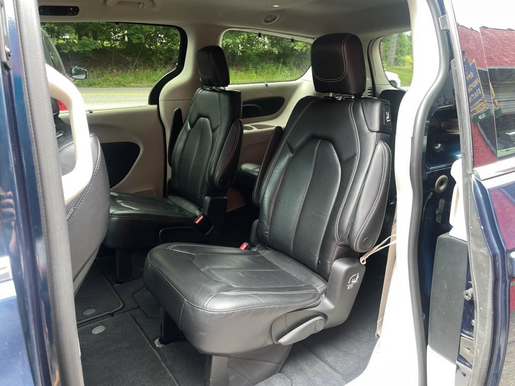 Used 2022 Chrysler Pacifica Touring-L FWD image 37