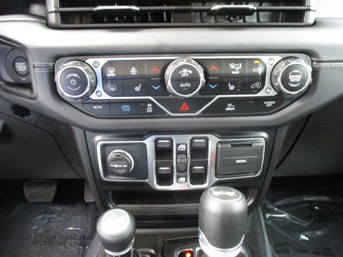 Used 2025 Jeep Wrangler Unlimited Sahara AWD/4WD image 29