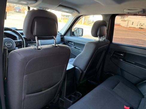 Used 2011 Jeep Liberty Sport image 16