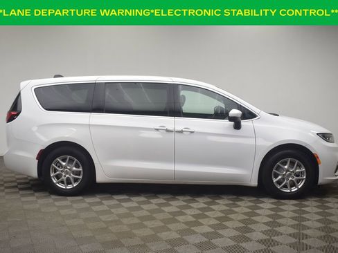 Used 2023 Chrysler Pacifica Touring FWD image 13