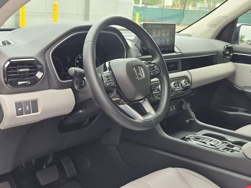 Used 2025 Honda Pilot Touring image 10