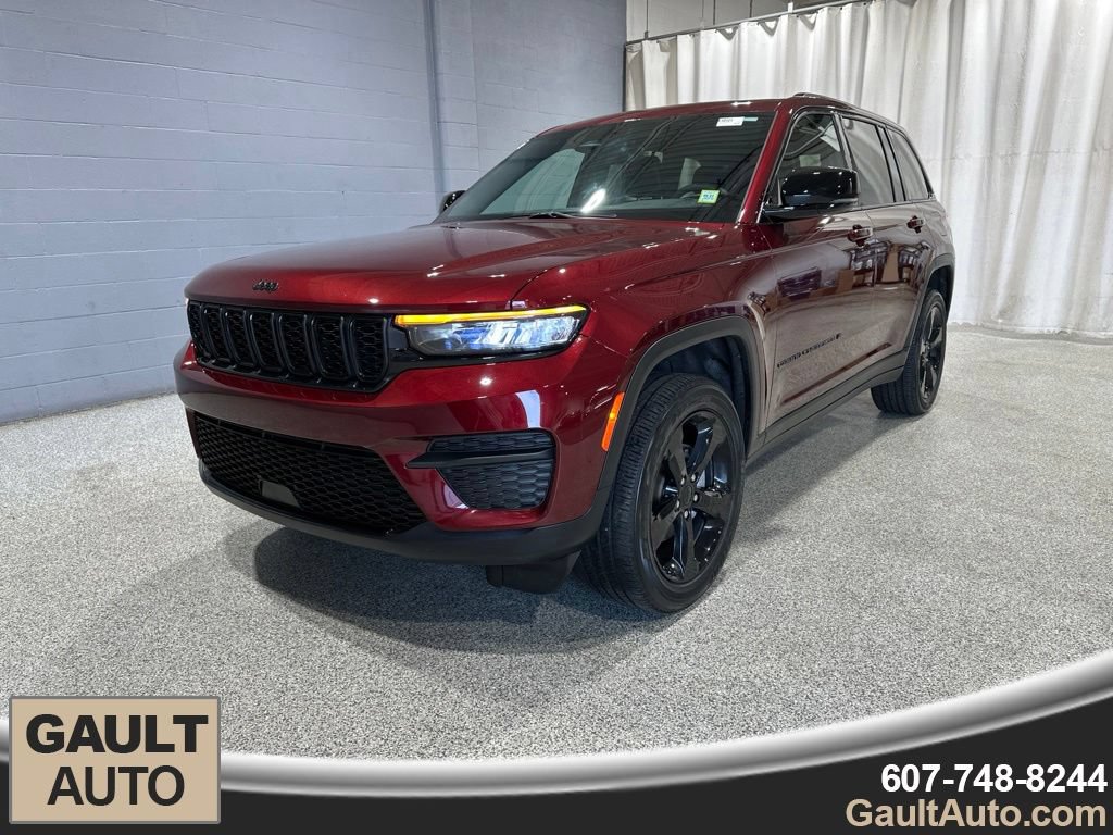 Used 2025 Jeep Grand Cherokee Altitude AWD/4WD image 4