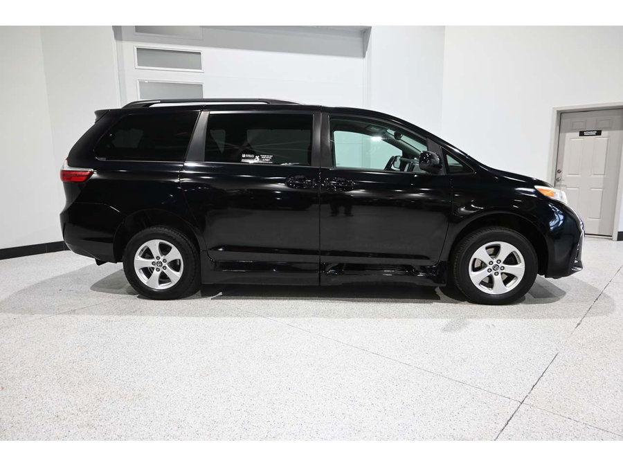 Used 2018 Toyota Sienna LE FWD image 5