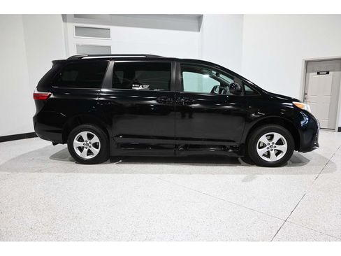Used 2018 Toyota Sienna LE FWD image 5