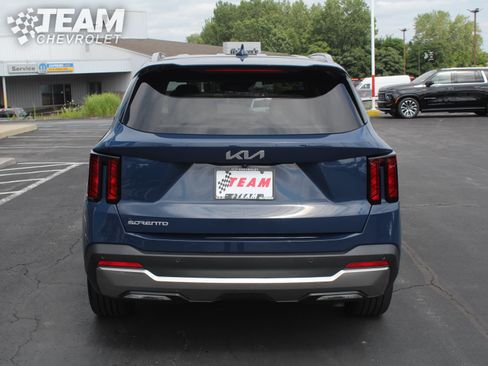 Used 2025 Kia Sorento EX FWD image 5