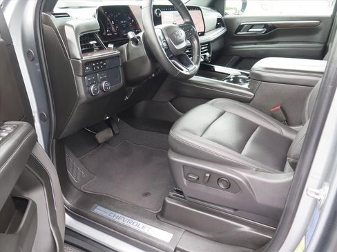 Used 2025 Chevrolet Suburban Z71 AWD/4WD image 10