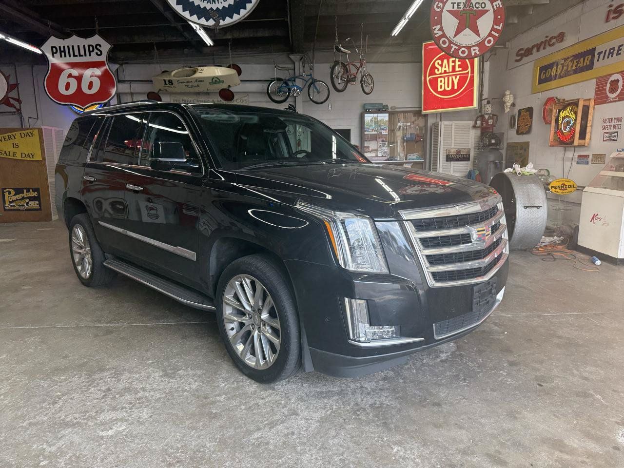 Used 2020 Cadillac Escalade Luxury AWD/4WD image 7