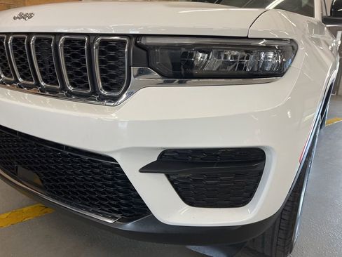 Used 2023 Jeep Grand Cherokee Laredo w/ Luxury Tech Group I AWD/4WD image 9
